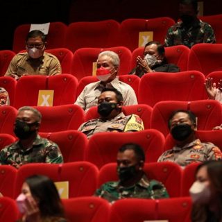 Gubernur Jateng menyaksikan pemutaran film "The Mentors" dan bertemu dengan beberapa eks Napiter di Cinema XXI The Park Solo1 Mall, Solo Baru, Sukoharjo, Selasa (26/10)