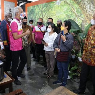 Gubernur Ganjar Pranowo disambut para orangtua mahasiswa dan pelajar Papua yang menuntut ilmu di Jawa Tengah saat berada di Mimika. Ganjar berada di Papua dalam rangka memberi dukungan atlet Jateng yang berlaga di PON