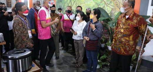 Gubernur Ganjar Pranowo disambut para orangtua mahasiswa dan pelajar Papua yang menuntut ilmu di Jawa Tengah saat berada di Mimika. Ganjar berada di Papua dalam rangka memberi dukungan atlet Jateng yang berlaga di PON