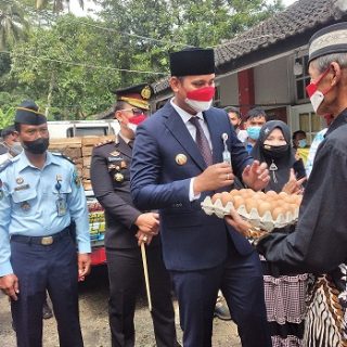 Bupati Kendal Dico M Ganinduto Borong Telur dari Peternak lokal. Jumat (1/10/2021) di lapas Pemuda kelas II B Plantungan. 