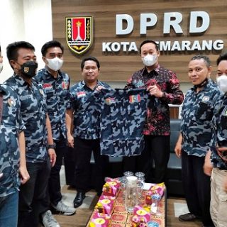 Papda Kota Semarang memberikan cindera mata berupa kaos kepada Ketua DPRD Kota Semarang Kadarlusman