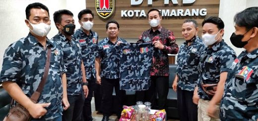 Papda Kota Semarang memberikan cindera mata berupa kaos kepada Ketua DPRD Kota Semarang Kadarlusman