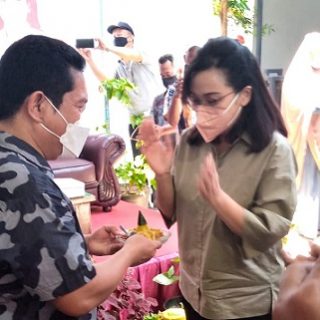 Ketua Tim Penggerak PKK Kota Semarang Tia Hendrar Prihadi menerima potongan tumpeng dari Ketua DPD Papda Kota Semarang M Rozikin.