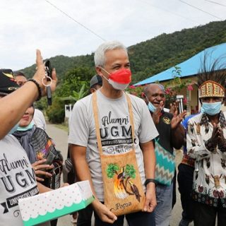 Gubernur Ganjar Pranowo mengunjungi kampung adat Yoka di distrik Heram, Kota Jayapura, Papua, Jumat (1/10).