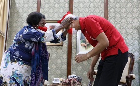 Gubernur Ganjar Pranowo menerima Mama Wati asal Papua di rumah dinas Puri Gedeh, Kamis (28/10). Mama Wati mengantarkan langsung hasil rajutannya berupa masker dan penutup kepala merah putih untuk hadiah ulang tahun Ganjar