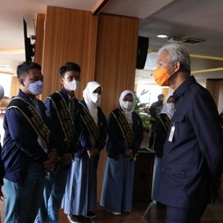 Gubernur Ganjar Pranowo bertemu sepuluh anggota Parlemen Remaja Jateng sebelum mengikuti rapat paripurna DPRD Jawa Tengah, Rabu (27/10)