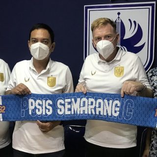Ian Andrew Gillan (dua dari kanan) didampingi General Manajer PSIS Wahyu ‘Liluk” Winarto (paling kiri) dan CEO PSIS Yoyok sukawi (dua dari kiri) saat di markas Laskar Mahesa Jenar.