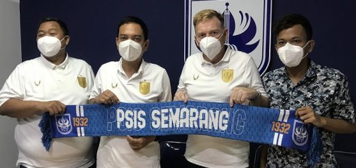 Ian Andrew Gillan (dua dari kanan) didampingi General Manajer PSIS Wahyu ‘Liluk” Winarto (paling kiri) dan CEO PSIS Yoyok sukawi (dua dari kiri) saat di markas Laskar Mahesa Jenar.