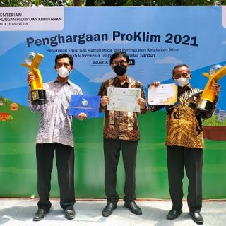 Penyerahan penghargaan Proklim 2021, oleh Menteri LHK Siti Nurbaya, salah satunya kepada Plt Kepala DLHK Jateng Widi Hartanto, Selasa (19/10)