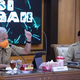 Kepala Dinkes Jateng, Yulianto Prabowo (kanan), mendampingi Gubernur Ganjar pada rapat penanganan Covid-19 di kantor Gubernuran, Senin (11/10)