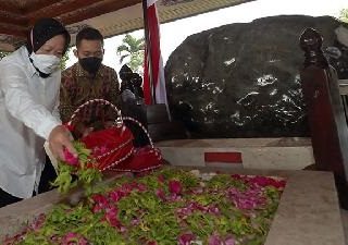 Menteri Sosial Tri Rismaharini menaburkan bunga saat mengunjungi makam Bung Karno