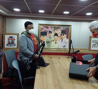 Anindita Pradana Suteja dan Albertus Gian, lulusan University of Mancherster, Inggris mengunjungi Gubernur Jawa Tengah, Ganjar Pranowo, di rumah dinasnya, Rabu (27/10)