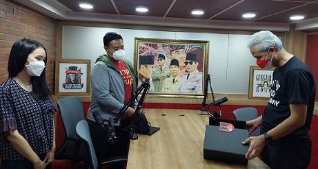 Anindita Pradana Suteja dan Albertus Gian, lulusan University of Mancherster, Inggris mengunjungi Gubernur Jawa Tengah, Ganjar Pranowo, di rumah dinasnya, Rabu (27/10)