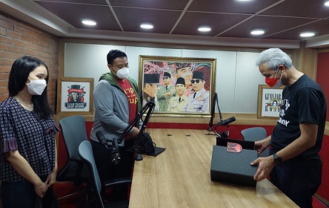 Anindita Pradana Suteja dan Albertus Gian, lulusan University of Mancherster, Inggris mengunjungi Gubernur Jawa Tengah, Ganjar Pranowo, di rumah dinasnya, Rabu (27/10)