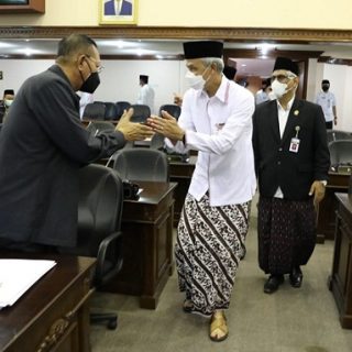 Gubernur Ganjar Pranowo mengikuti sidang paripurna DPRD  Jateng dengan mengenakan pakaian ala santri