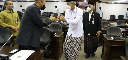 Gubernur Ganjar Pranowo mengikuti sidang paripurna DPRD  Jateng dengan mengenakan pakaian ala santri