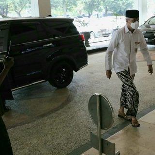 Para ASN di lingkungan Pemprov Jateng, termasuk Gubernur Ganjar Pranowo, bekerja dengan mengenakan pakaian ala santri, bertepatan dengan peringatan Hari Santri hari ini, Jumat (22/10)