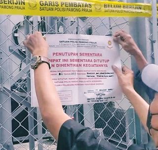 Petugas Satpol PP Kota Semarang memasang pengumuman penyegelan tower PT Propelindo yang berada di wilayah Kebon Harjo, Semarang Utara. 