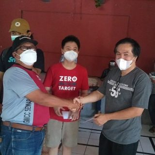 Wakil Ketua Percasi Kota Semarang Ir Eko Budi Santoso MT menyerahkan uang pembinaan Lukas, juara seleksi catur.