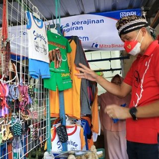 Gubernur Jateng Ganjar Pranowo memborong souvenir kerajinan di kawasan wisata Museum Manusia Purba Sangiran. Sabtu (9/10)