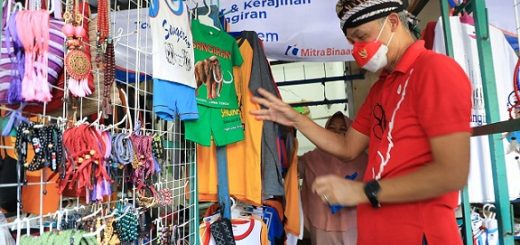 Gubernur Jateng Ganjar Pranowo memborong souvenir kerajinan di kawasan wisata Museum Manusia Purba Sangiran. Sabtu (9/10)