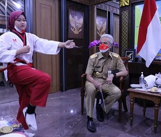 Anandea Sekar Rafina (10), atlet taekwondo belia peraih medali berbagai kejuaraan sedang unjuk kebolehan saat berkunjung ke Gubernur Jateng Ganjar Pranowo, di kantornya, Senin (25/10)