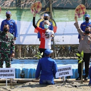 Gubernur Jateng Ganjar Pranowo di acara "Mageri Segoro" yakni kegiatan penanaman mangrove di pesisir utara, Desa Bedono, Sayung, Demak, yang diprakarsai Polda Jawa Tengah, Selasa (12/10)