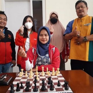 Trio pecatur putri andalan Jateng di PON XX Papua, masing-masing Angel Ruth Nugroho, Shanti Nur Abidah, Zahra Chumaira berhasil meraih medali perunggu di nomor catur kilat beregu putri. Ketiga pecatur asal Semarang bersama Ketua Percasi Kota Semarang, Didik Sakti Aji, dan Ketua Badan Liga Percasi Kota Semarang, Zainal saat berada di pemusatan latihan di Hotel Damai Residence Semarang, sebelum berlaga di PON XX Papua.