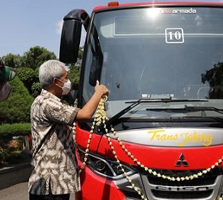 Gubernur Jawa Tengah, Ganjar Pranowo, meluncurkan BRT Trans Jateng rute Semarang - Godong di pendopo Kabupaten Grobogan, Rabu (13/10)