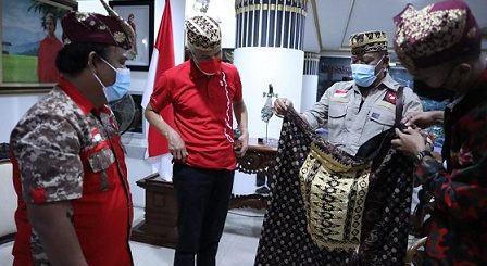 Gubernur Ganjar Pranowo menerima tokoh masyarakat Lampung di rumah dinas Puri Gedeh, Kamis (28/10). Pemberian itu juga sebagai simbol diterimanya Gubernur Ganjar di komunitas masyarakat Lampung