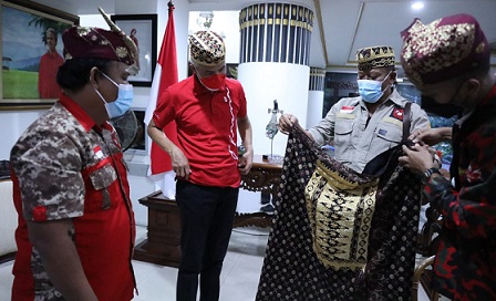 Gubernur Ganjar Pranowo menerima tokoh masyarakat Lampung di rumah dinas Puri Gedeh, Kamis (28/10). Pemberian itu juga sebagai simbol diterimanya Gubernur Ganjar di komunitas masyarakat Lampung