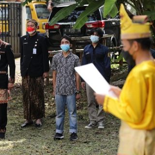 Gubernur Ganjar Pranowo (kiri) menjadi peserta upacara peringatan Sumpah Pemuda yang digelar Forum Persaudaraan Antar Etnis Nusantara Jawa Tengah di Asrama Mahasiswa Aceh Pocut Meurah Intan, Tembalang Kota Semarang, Kamis (28/10)