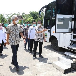 Bupati Grobogan, Sri Sumarni (hijab merah) mendampingi Gubernur Ganjar Pranowo melihat kegiatan vaksinasi mobil keliling di SDN 1 Lajer, Rabu (13/10)