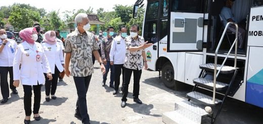 Bupati Grobogan, Sri Sumarni (hijab merah) mendampingi Gubernur Ganjar Pranowo melihat kegiatan vaksinasi mobil keliling di SDN 1 Lajer, Rabu (13/10)