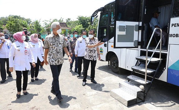 Bupati Grobogan, Sri Sumarni (hijab merah) mendampingi Gubernur Ganjar Pranowo melihat kegiatan vaksinasi mobil keliling di SDN 1 Lajer, Rabu (13/10)