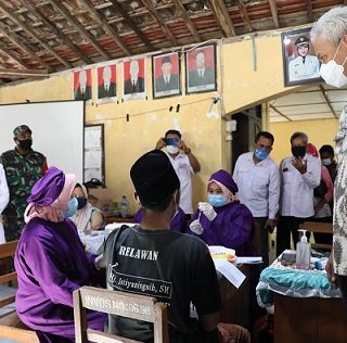 Gubernur Ganjar Pranowo  melihat vaksinasi Covid-19 untuk warga Desa Lajer, Penawangan, Grobogan, Rabu (13/10).
