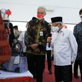 Wakil Presiden, Ma'ruf Amin didampingi Gubernur Jateng Ganjar Pranowo meninjau Sentra Vaksinasi Gradhika di Gedung Gradhika Bhakti Praja, Kamis (7/10)