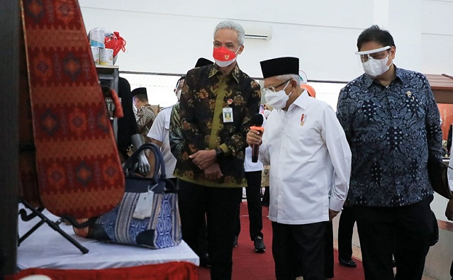Wakil Presiden, Ma'ruf Amin didampingi Gubernur Jateng Ganjar Pranowo meninjau Sentra Vaksinasi Gradhika di Gedung Gradhika Bhakti Praja, Kamis (7/10)