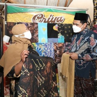 Wagub Jateng Taj Yasin Maimoen melihat langsung produksi batik Widji Astuti, salah satu UKM Batik di Kecamatan Patebon, Kendal, Sabtu (2/10)