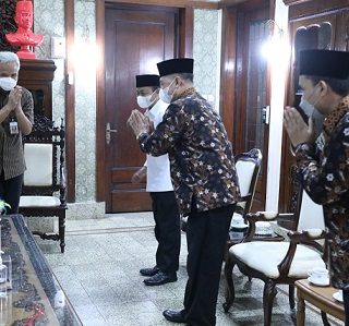 Gubernur Ganjar Pranowo menerima Kafilah LPTQ Provinsi Jateng yang akan mengikuti seleksi Tilawatil Quran dan Al Hadist (STQH) Tingkat Nasional XXVI Tahun 2021, Selasa (12/10)