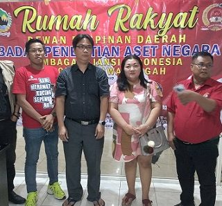 Agustin Veronica didampingi suami, Agung Martadi dan Bimbim bersama Ketua DPD LAI Jateng Yoyok Sakiran dan Sekretaris DPD LAI Jateng Bambang Sartono. DPD LAI Jateng ditunjuk sebagai kuasanya jika memprotesan 4 warga berujung ke ranah hukum.