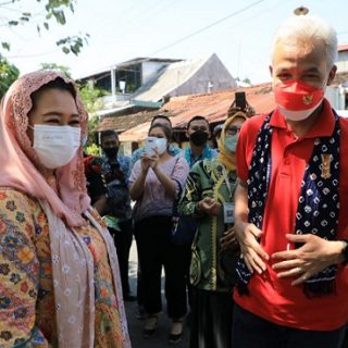 Gubernur Jateng Ganjar Pranowo dan usai menghadiri dan Direktur Wahid Foundation Yenny Wahid, meresmikan Pilar Perdamaian “The Water of Peace”  dan Deklarasi Kelurahan Damai di Tipes, Serengan, Kota Surakarta, Sabtu (9/10)