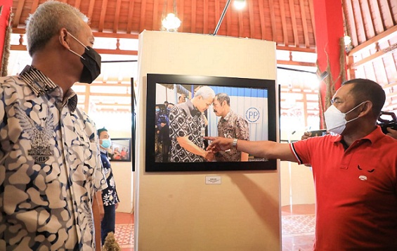 Gubernur Ganjar Pranowo mengunjungi pameran  foto yang digelar mantan Wali Kota Surakarta Hadi Rudyatmo. Pameran Foto 44 Tahun Perjalanan Karier Rudyatmo itu, salah satunya memajang foto "Adu Bathuk" Ganjar - Rudi yang diartikan aneh-aneh banyak orang