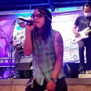 Penampilan Aries Peas And Roll (Slanker Semarang) saat menghibur para penonton.