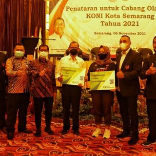 Penyerahan asuransi keselamatan kerja kepada atlet dan pelatih dari program Program Semarang Emas (PSE) KONI Kota Semarang oleh Ketua Umum Arnaz Agung Andrarasmara dan Kabid Korporasi dan Institusi BPJS Ketenagakerjaan, Agus Suyono
