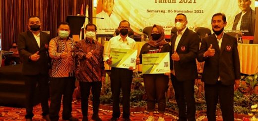 Penyerahan asuransi keselamatan kerja kepada atlet dan pelatih dari program Program Semarang Emas (PSE) KONI Kota Semarang oleh Ketua Umum Arnaz Agung Andrarasmara dan Kabid Korporasi dan Institusi BPJS Ketenagakerjaan, Agus Suyono