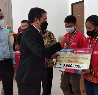 Rektor Unisbank Semarang, Edi Winarno, menyerahkan penghargaan kepada mahasiswa yang menjadi atlet dan berprestasi di PON Papua. Penyerahan juga disaksikan Ketua Umum KONI Kota Semarang, Arnaz Agung Andrarasmara