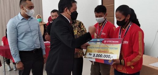 Rektor Unisbank Semarang, Edi Winarno, menyerahkan penghargaan kepada mahasiswa yang menjadi atlet dan berprestasi di PON Papua. Penyerahan juga disaksikan Ketua Umum KONI Kota Semarang, Arnaz Agung Andrarasmara