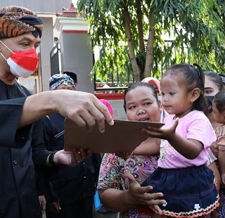 Gubernur Jateng Ganjar Pranowo menemui warga Desa Temurejo, Blora, dan membagi-bagikan mainan anak-anak