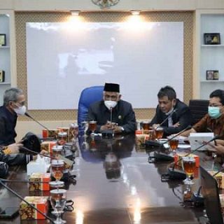 Pimwan DPRD Jateng berdiskusi dengan Banggar DPRD Provinsi Jatim mengenai proses penganggaran di Ruang Rapim Lantai 1 Gedung Berlian, Rabu (24/11)
